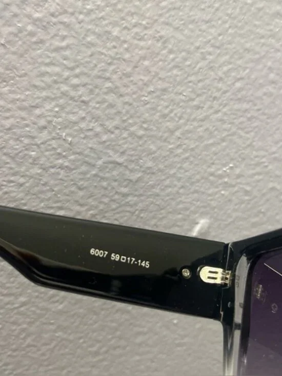 ℒLouis Vuitton Sunglasses - Picture 3 of 4